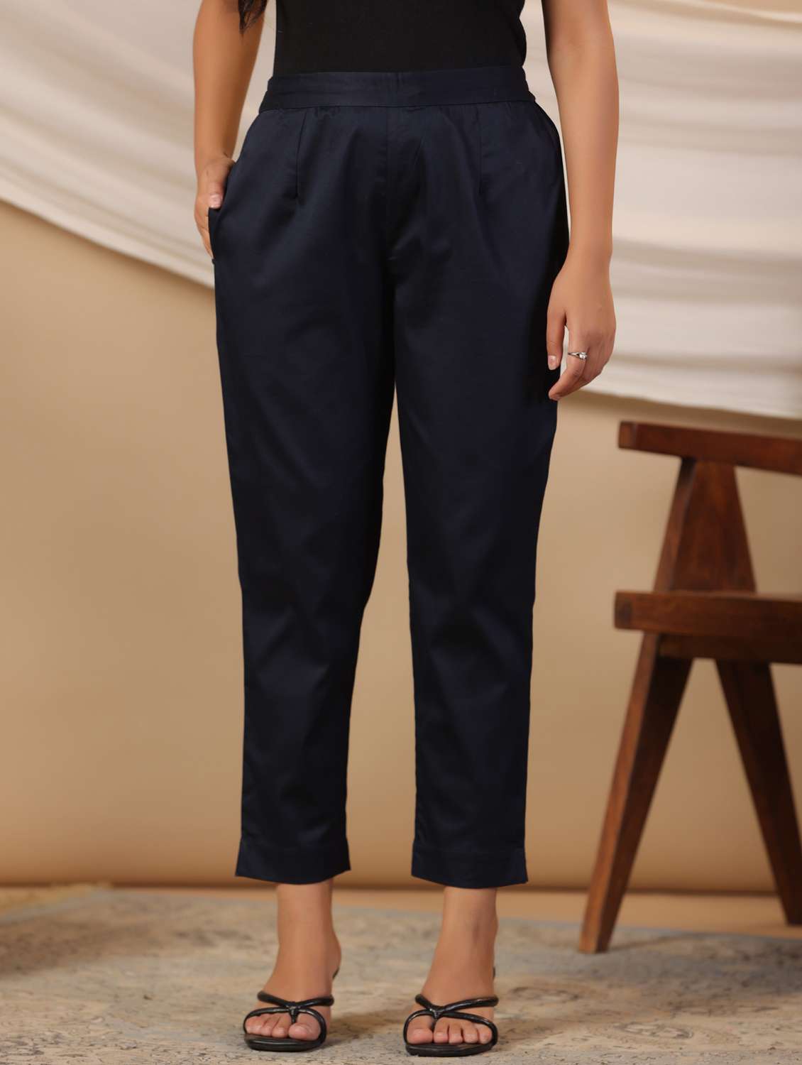 women solid mid rise cigarette pant