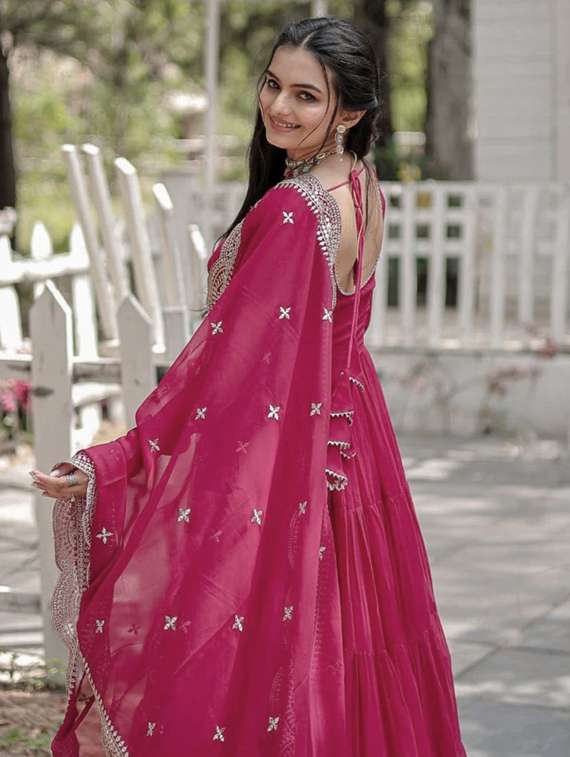pink crepe set - 21339578 -  Standard Image - 2