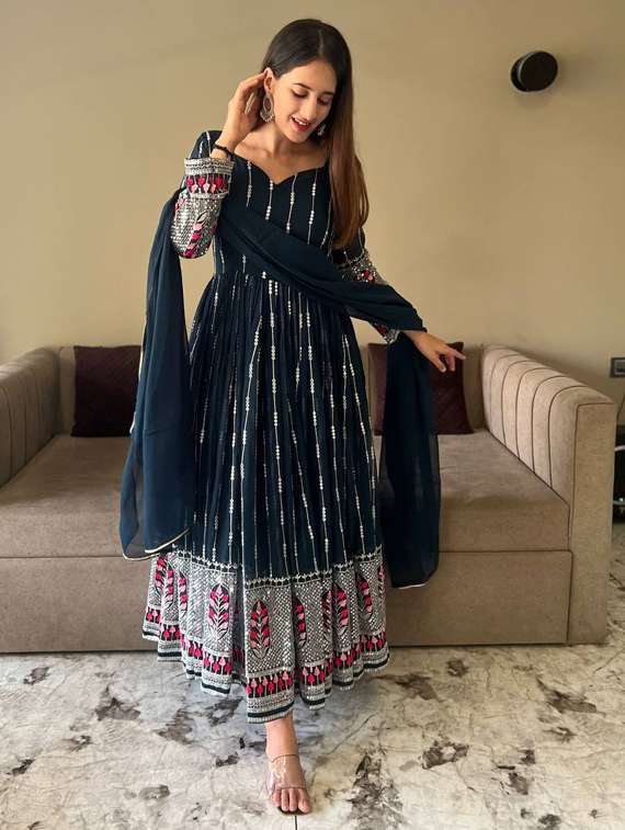 women green sweetheart neck kurta dupatta set