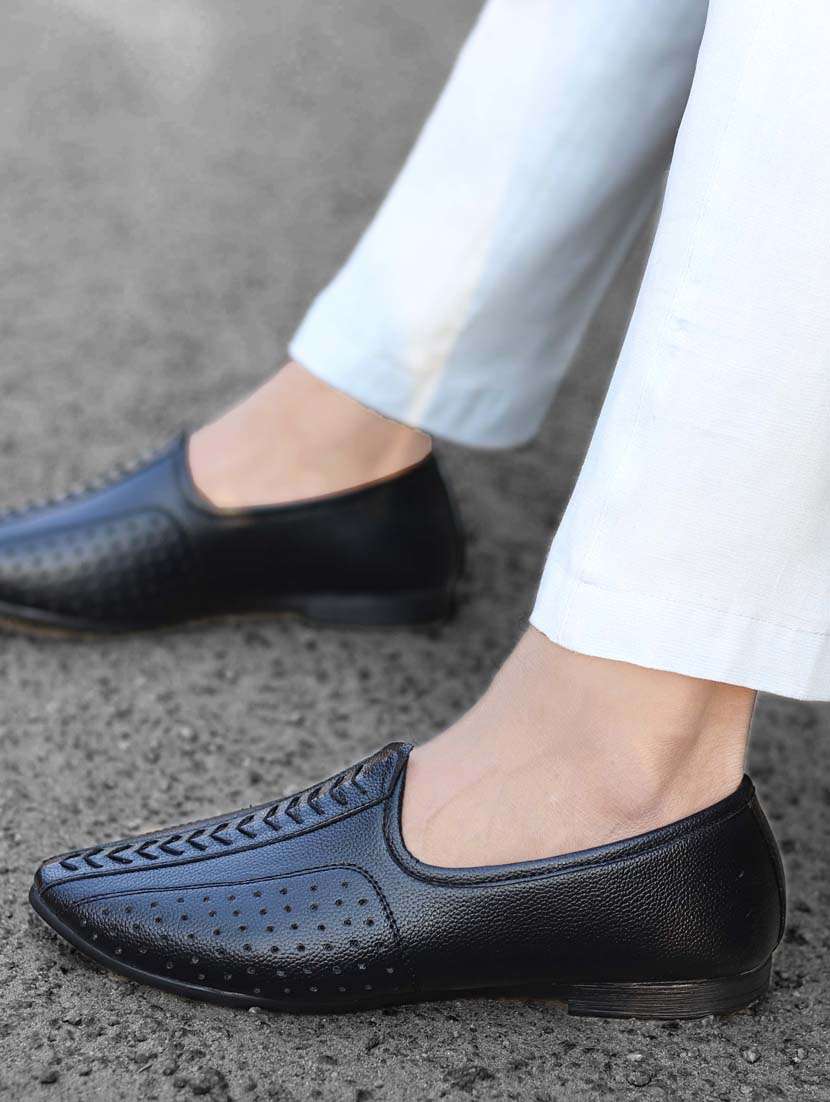 men slip on jutis