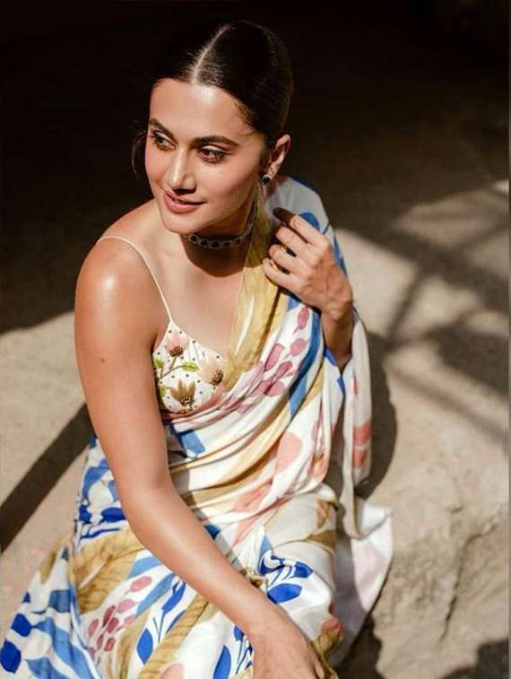 Women Printed Saree With Blouse - 21368737 -  Standard Image - 2