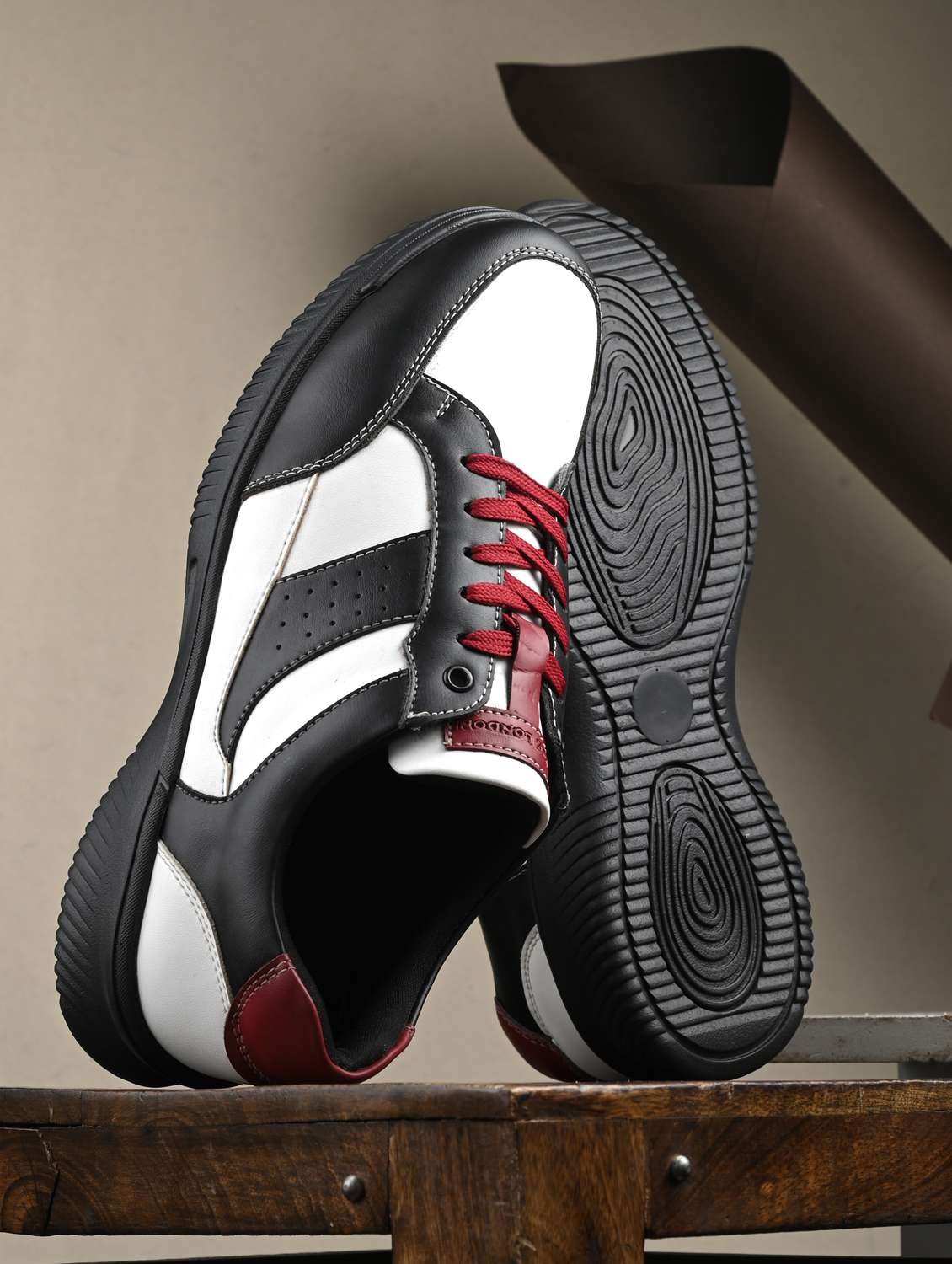 men lace up sneakers
