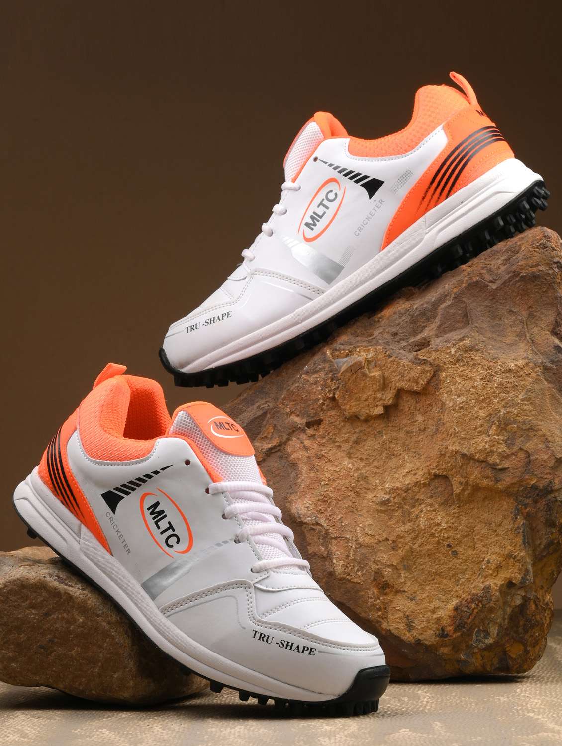 men lace up running sports shoes