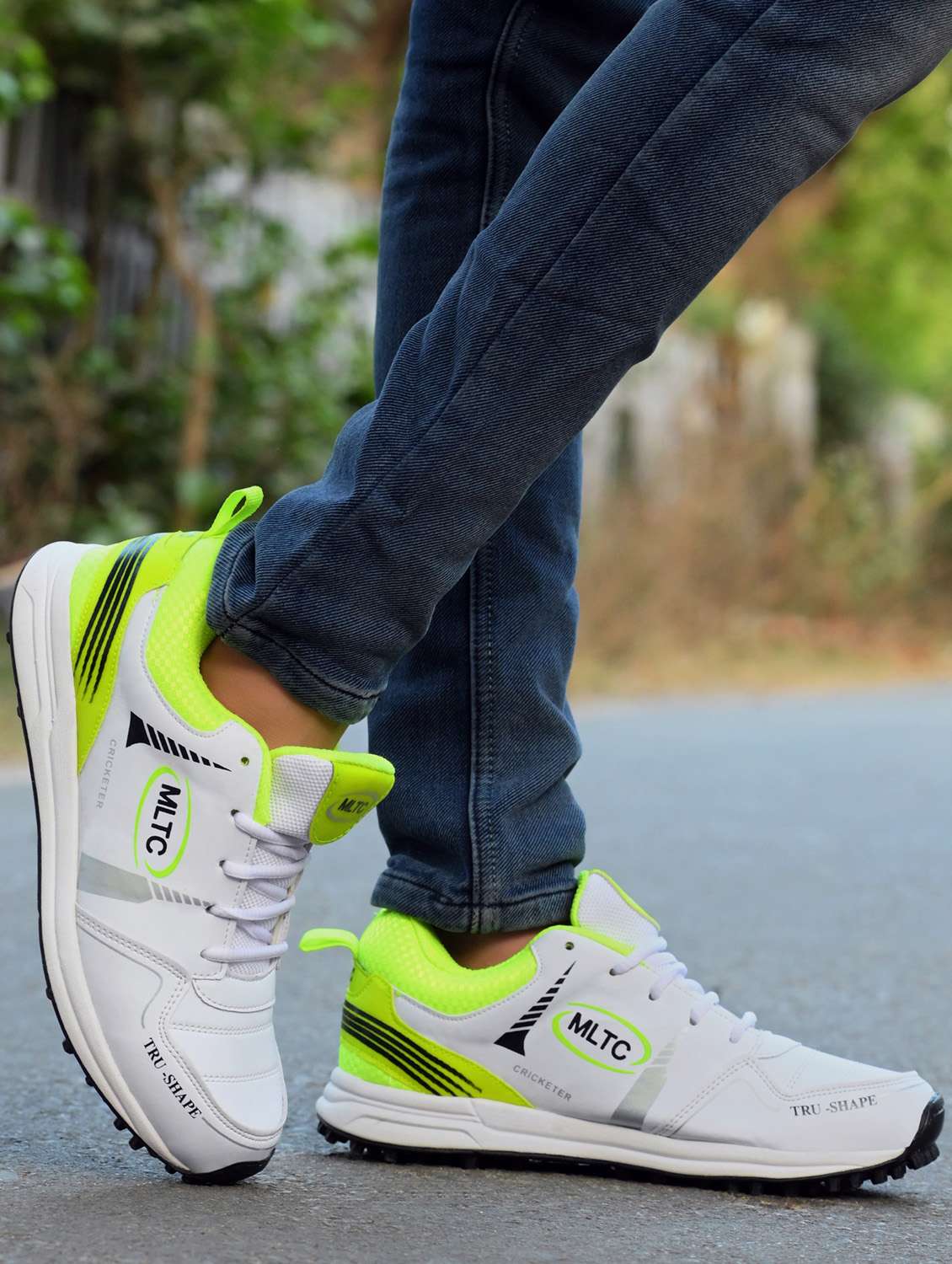 men lace up running sports shoes