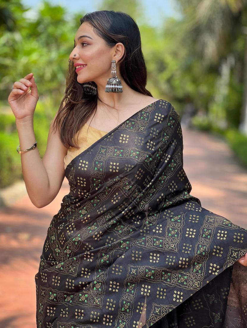 women black printed saree - 21401997 - Standard Image - 2