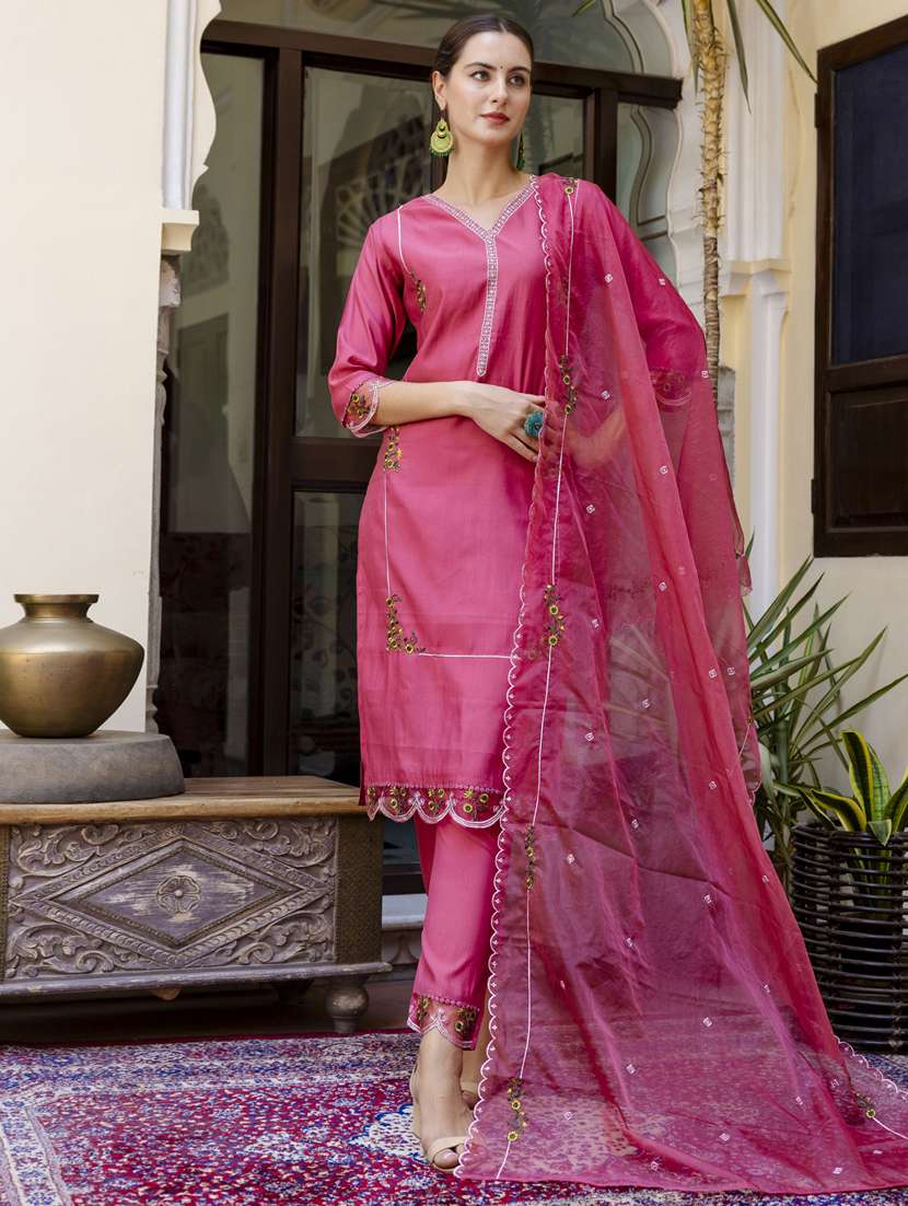 women pink kurta dupatta set