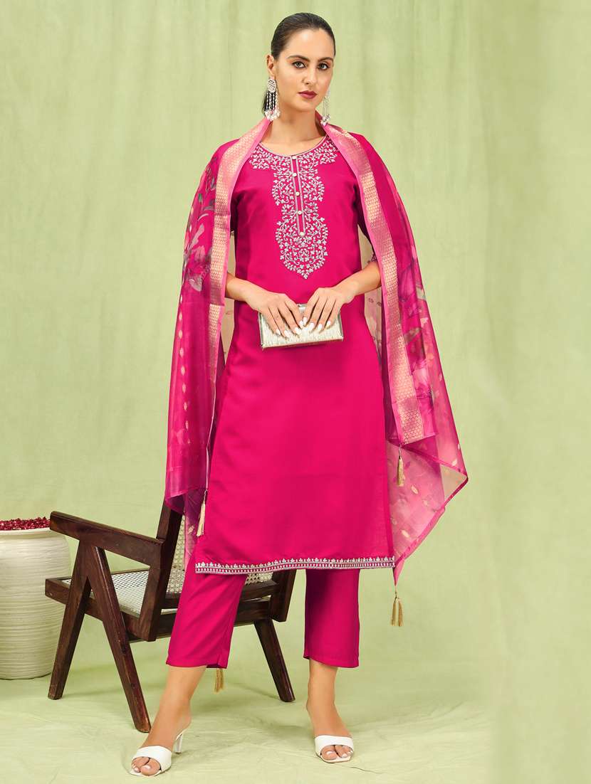 women pink kurta dupatta set