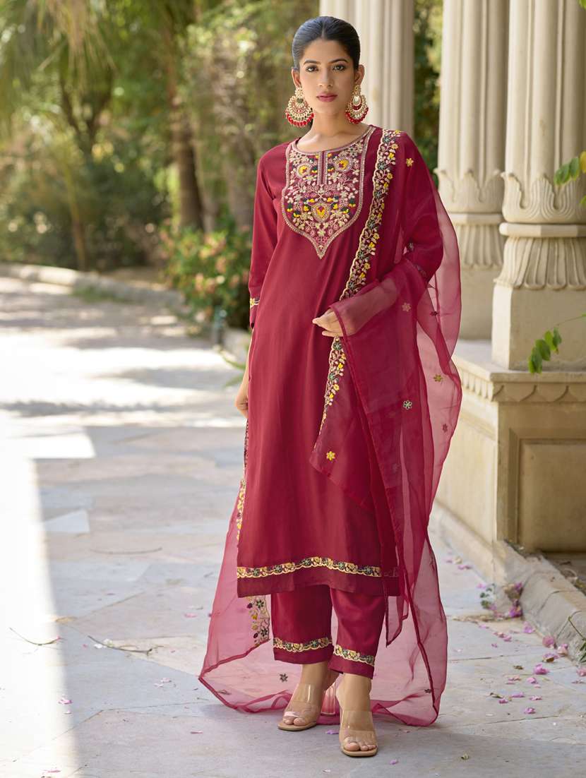 women maroon kurta dupatta set