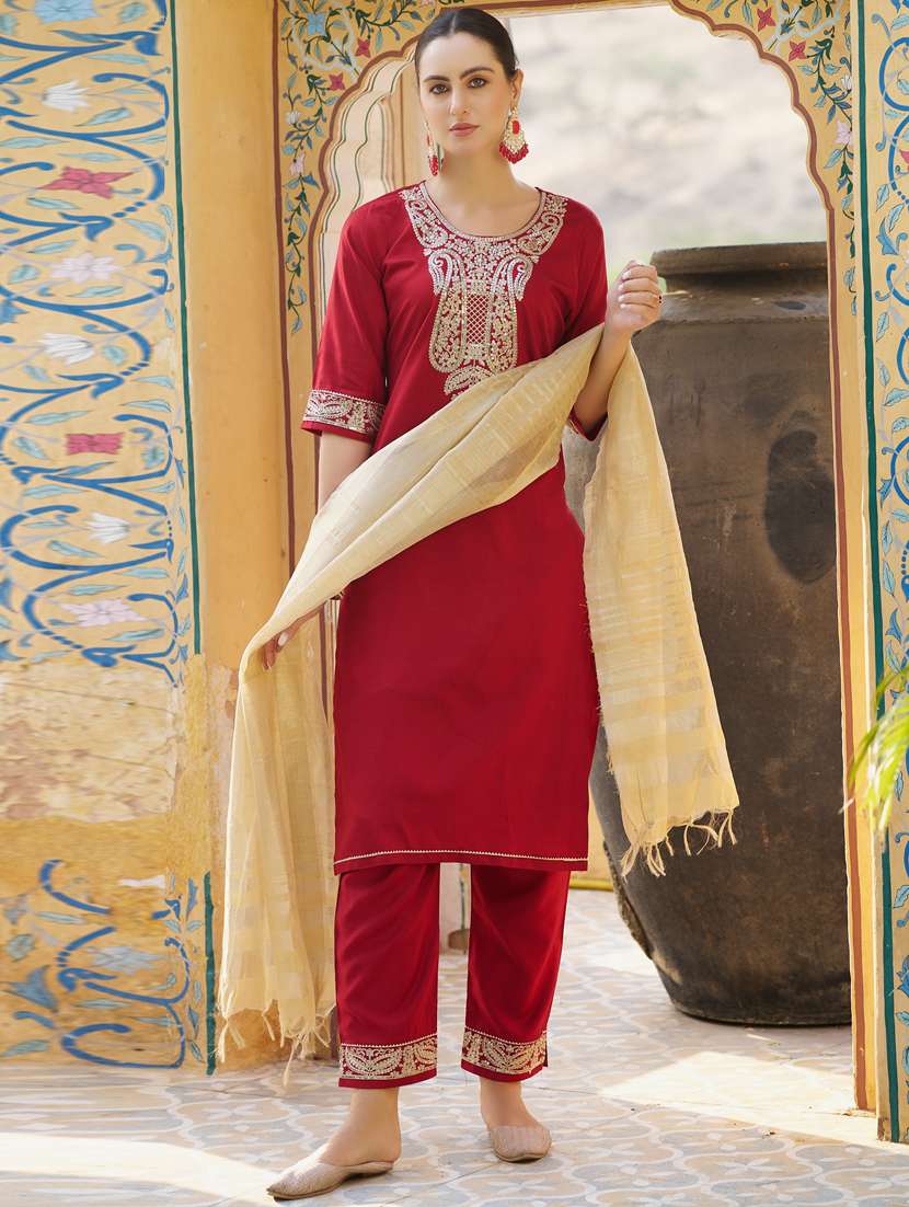 women maroon kurta dupatta set
