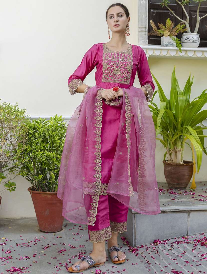 women pink kurta dupatta set