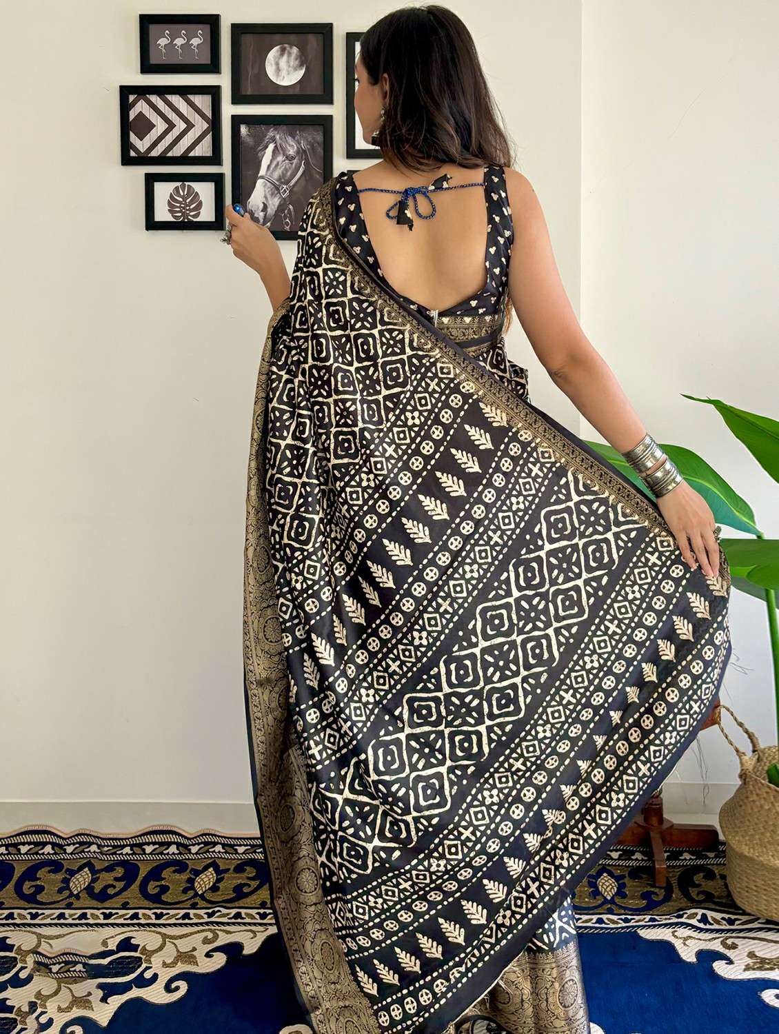 women black printed saree - 21481103 -  Standard Image - 2