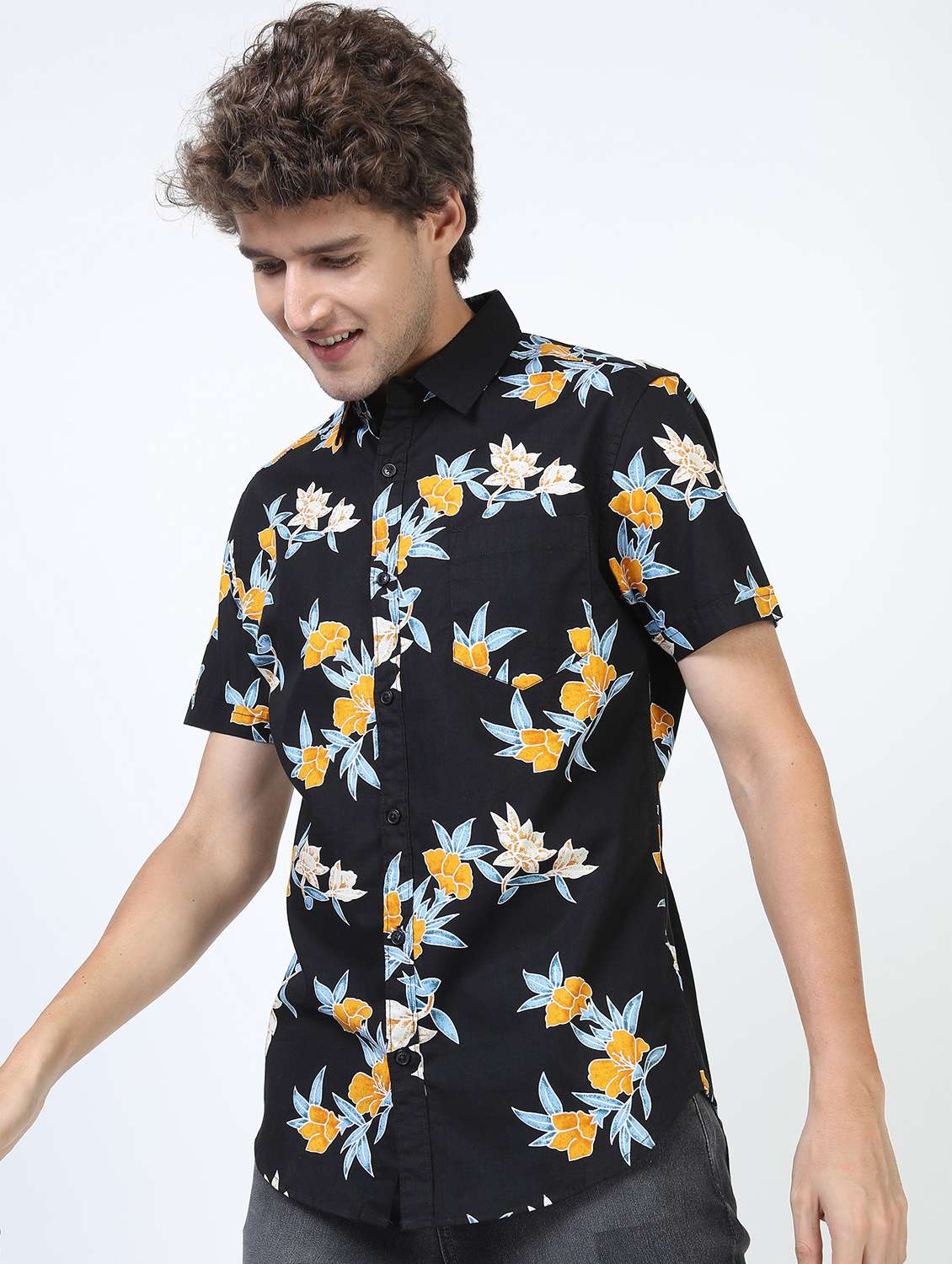 men collared short sleeves casual shirt - 21487267 -  Standard Image - 2