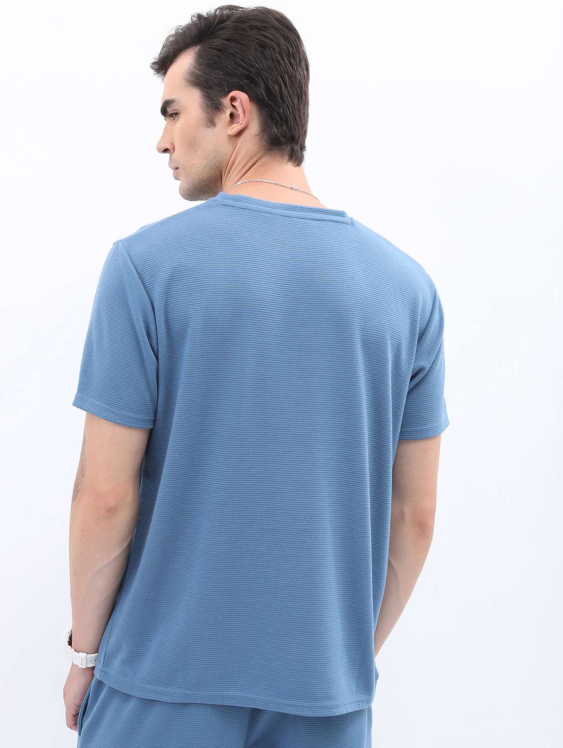 men round neck plain t-shirt - 21487991 -  Standard Image - 2