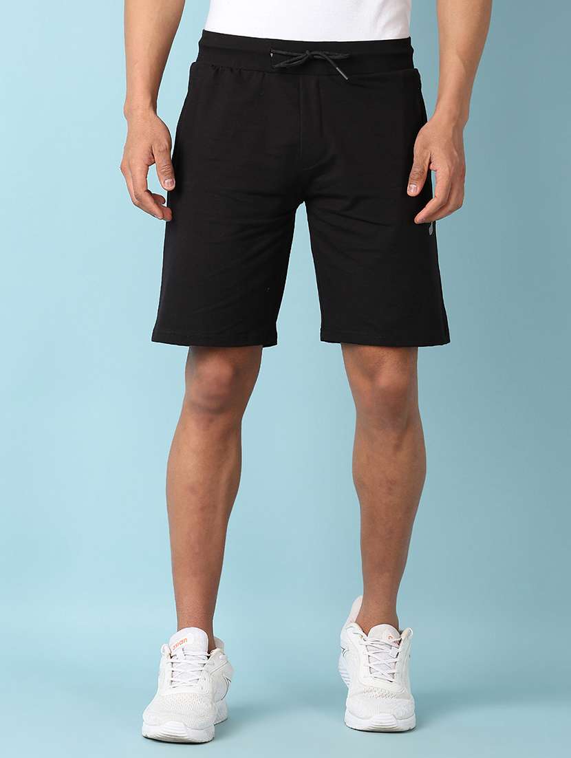 men solid mid rise relaxed fit short