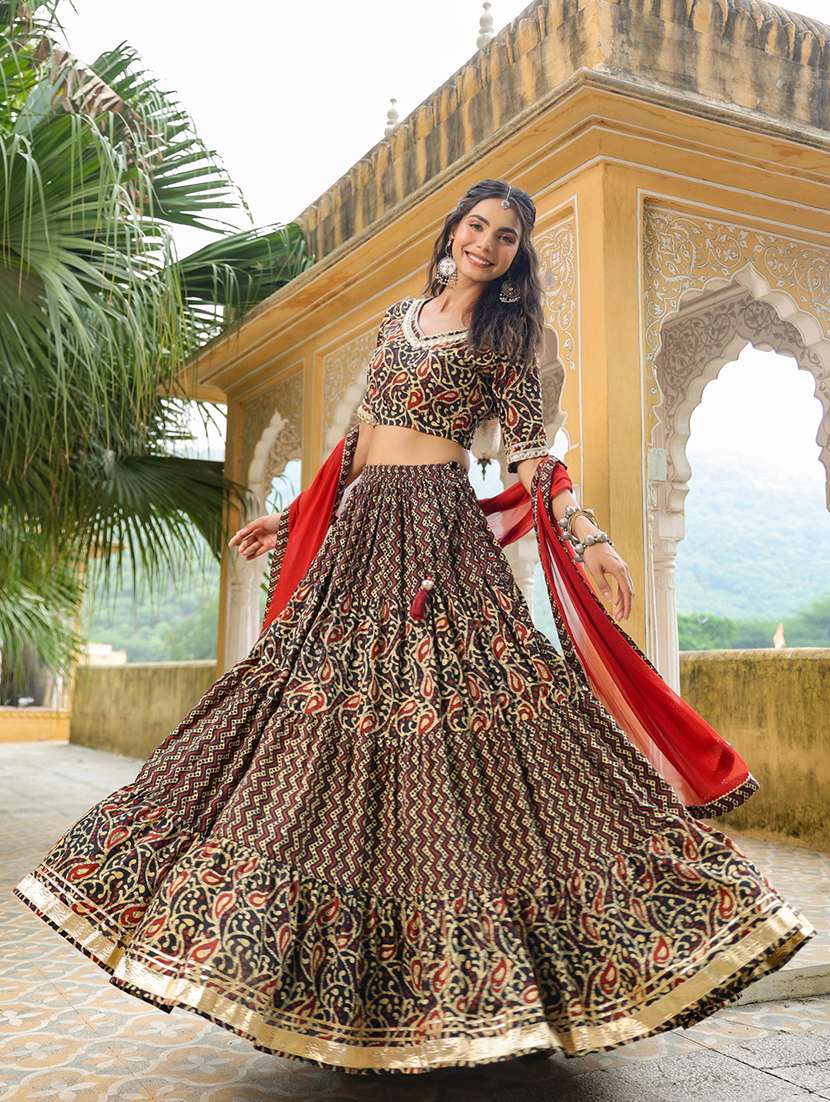 women black flared lehenga - 21514023 -  Standard Image - 2
