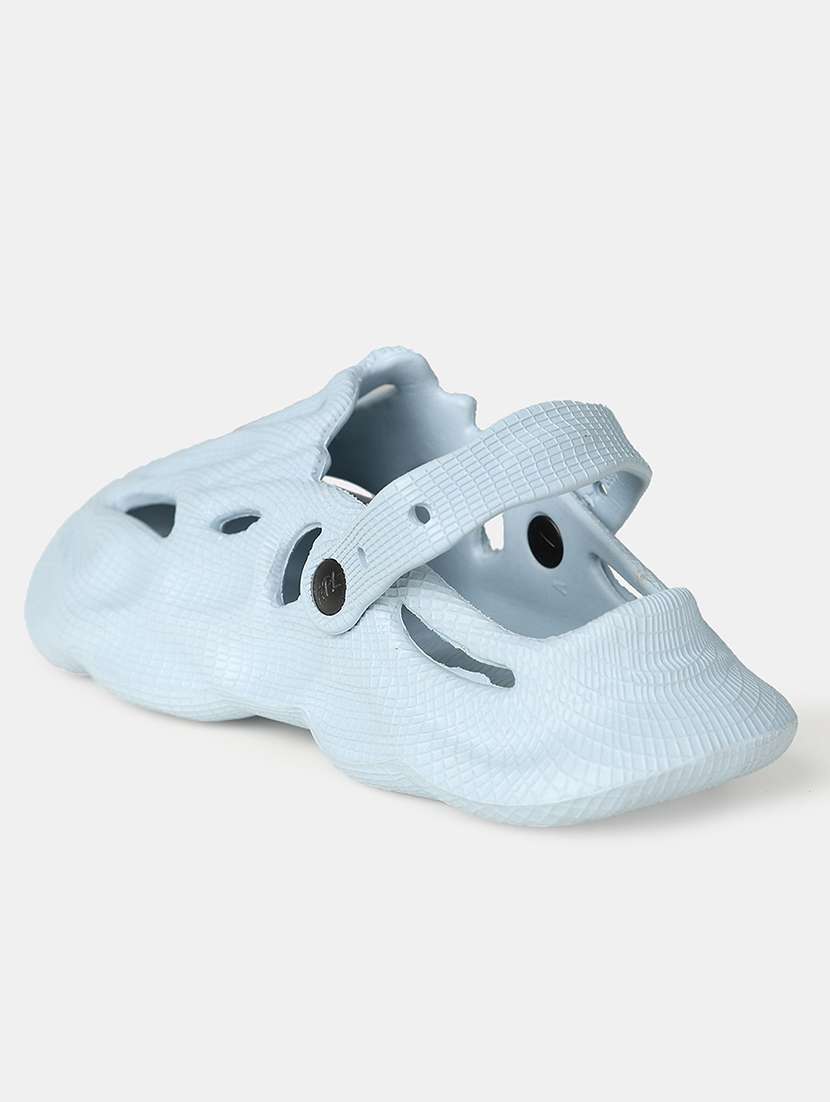 men blue solid clog - 21515303 -  Standard Image - 2