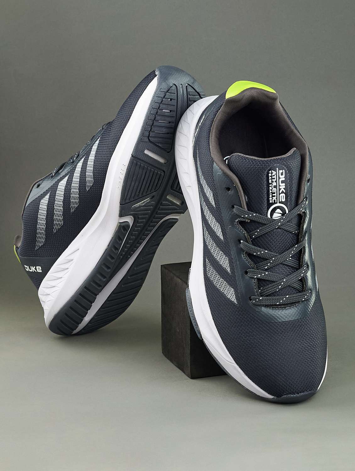 men grey sport shoe