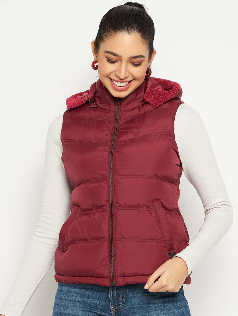 women solid sleeveless quilted jacket