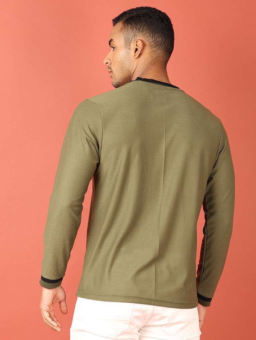 men round neck plain t-shirt - 21535738 -  Standard Image - 2