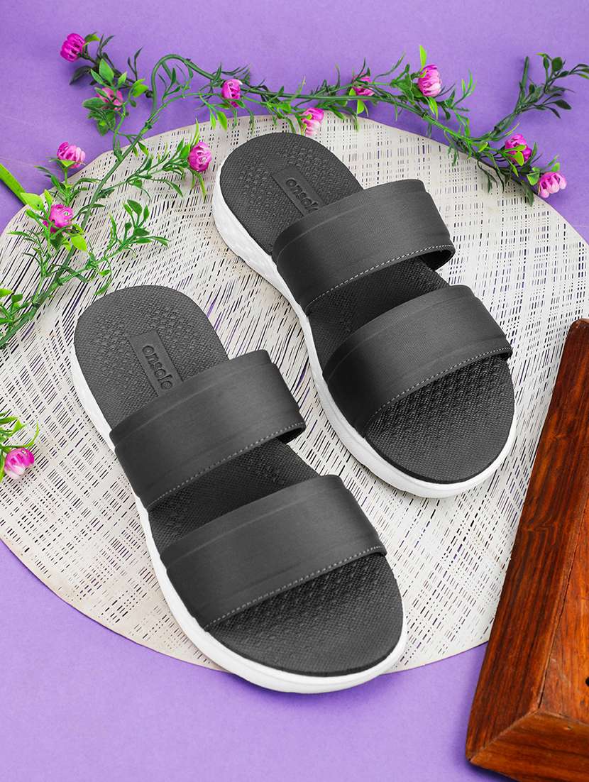 women solid flip flops