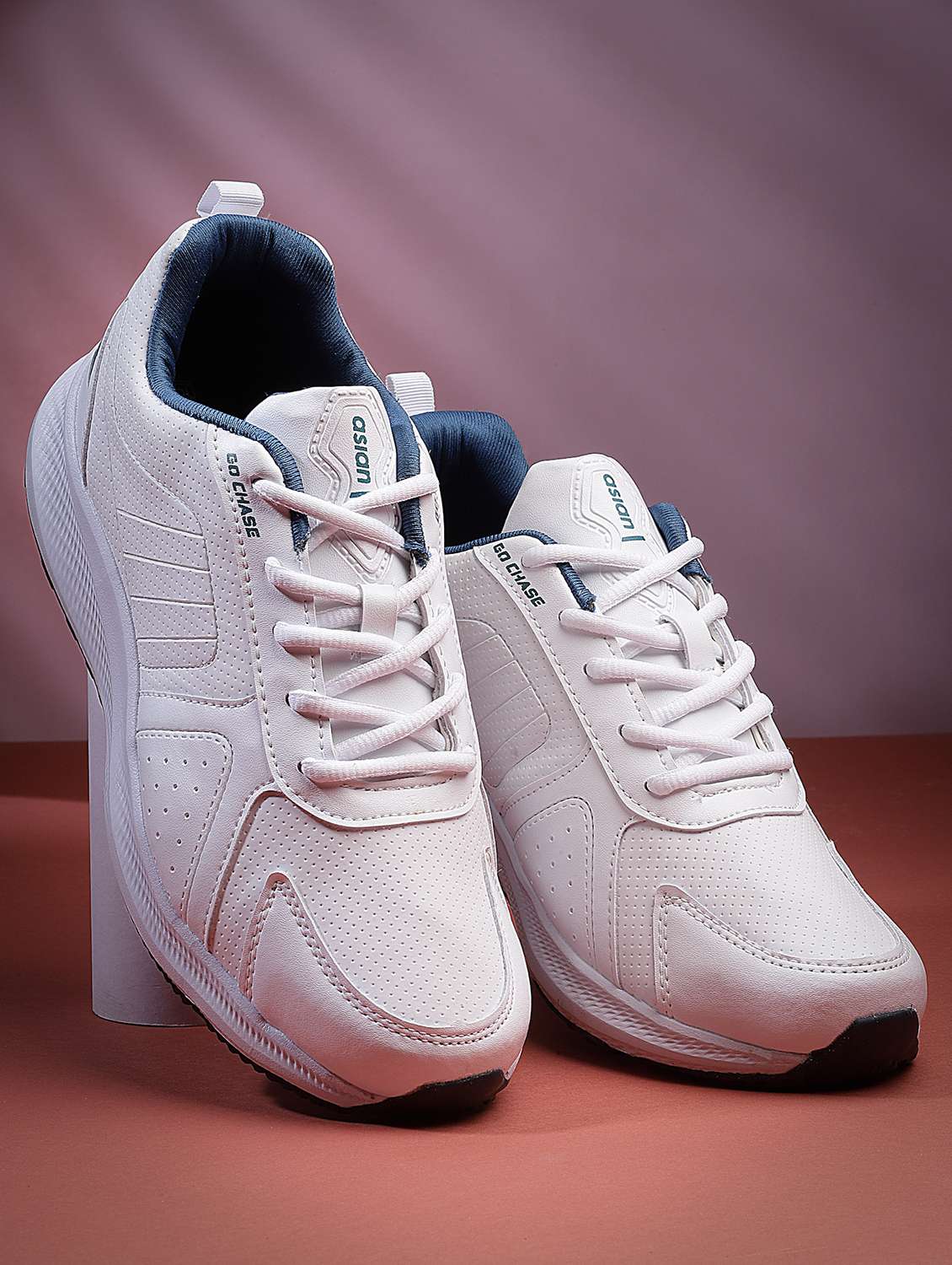 men white lace up sport shoes