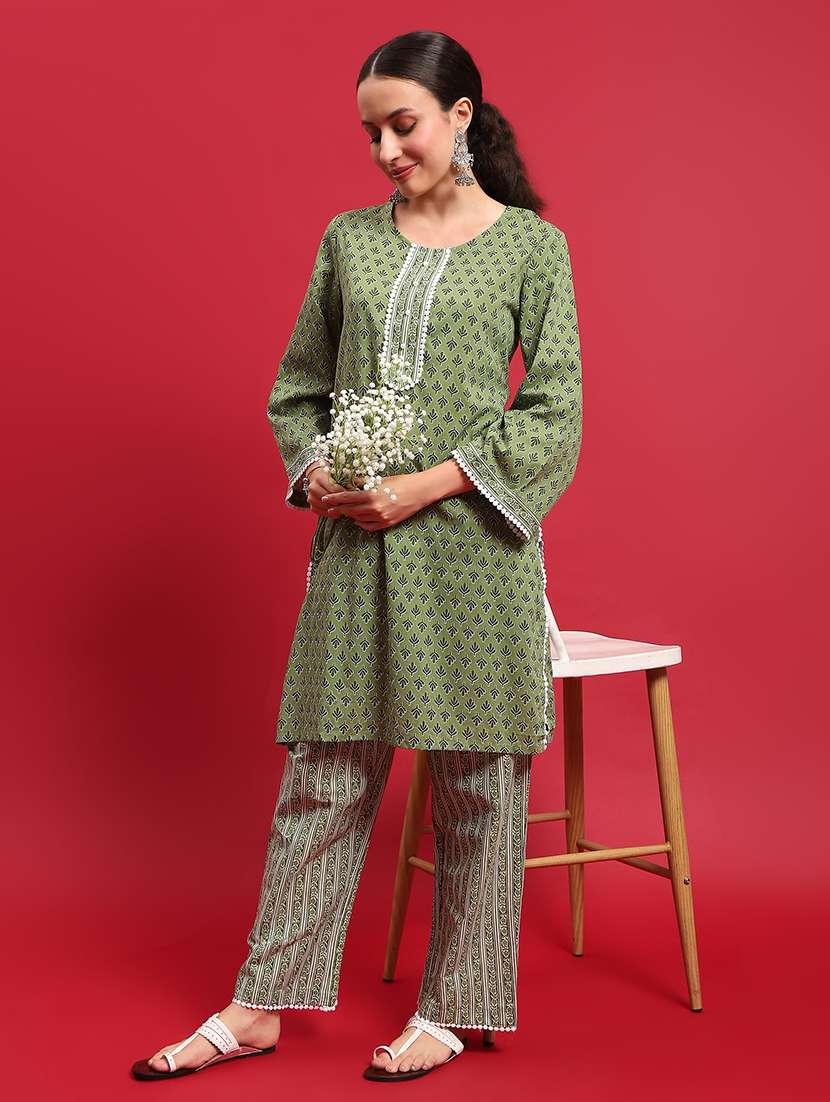 women printed three quarter sleeves kurta pant set