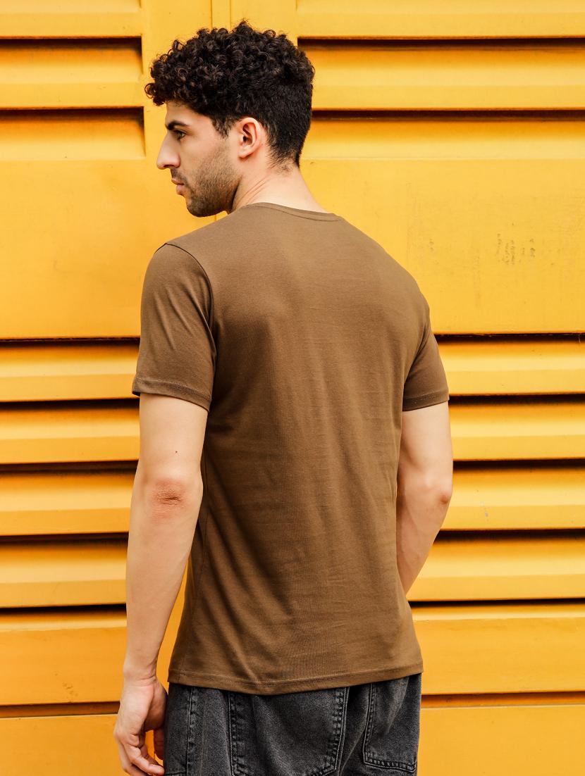 men round neck chest print t-shirt - 21563292 - Standard Image - 2