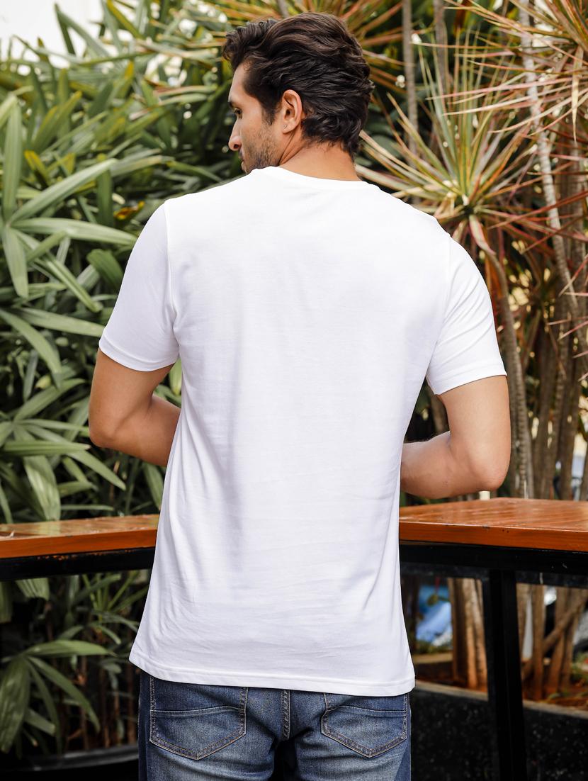 men round neck chest print t-shirt - 21563306 - Standard Image - 2