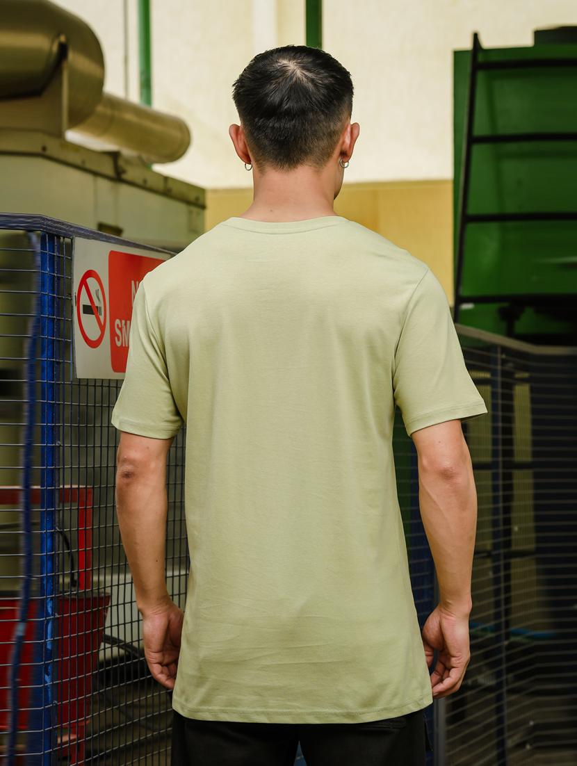 men round neck chest print t-shirt - 21563317 - Standard Image - 2