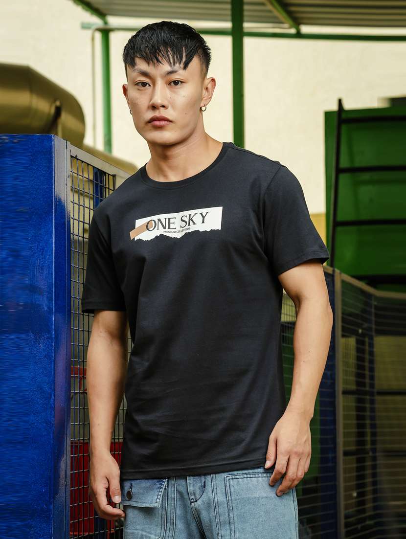 men round neck chest print t-shirt - 21563318 -  Zoom Image - 0