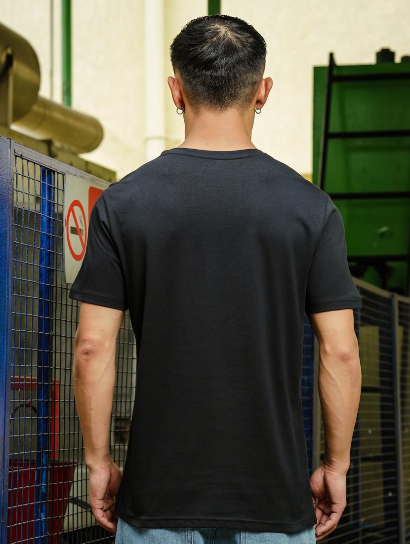 men round neck chest print t-shirt - 21563318 - Standard Image - 2