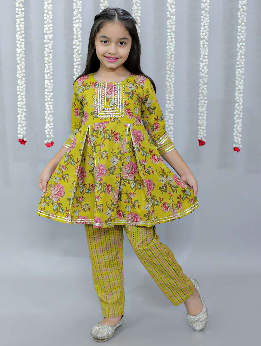 girls floral printed round neck kurta pant set