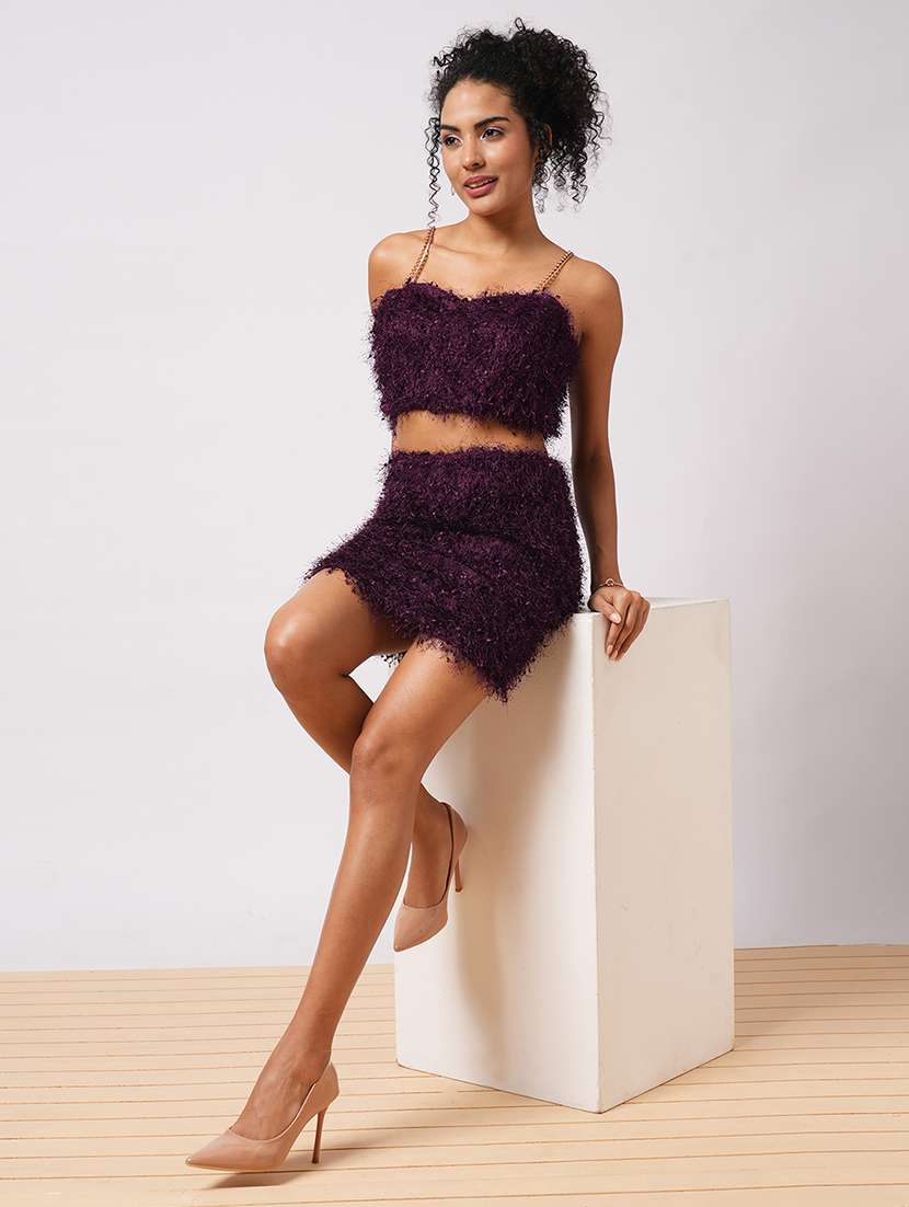 globus women burgundy sweetheart neck chain strap shoulder faux fur crop top with mini skirt party co-ord set - 21579906 -  Standard Image - 2