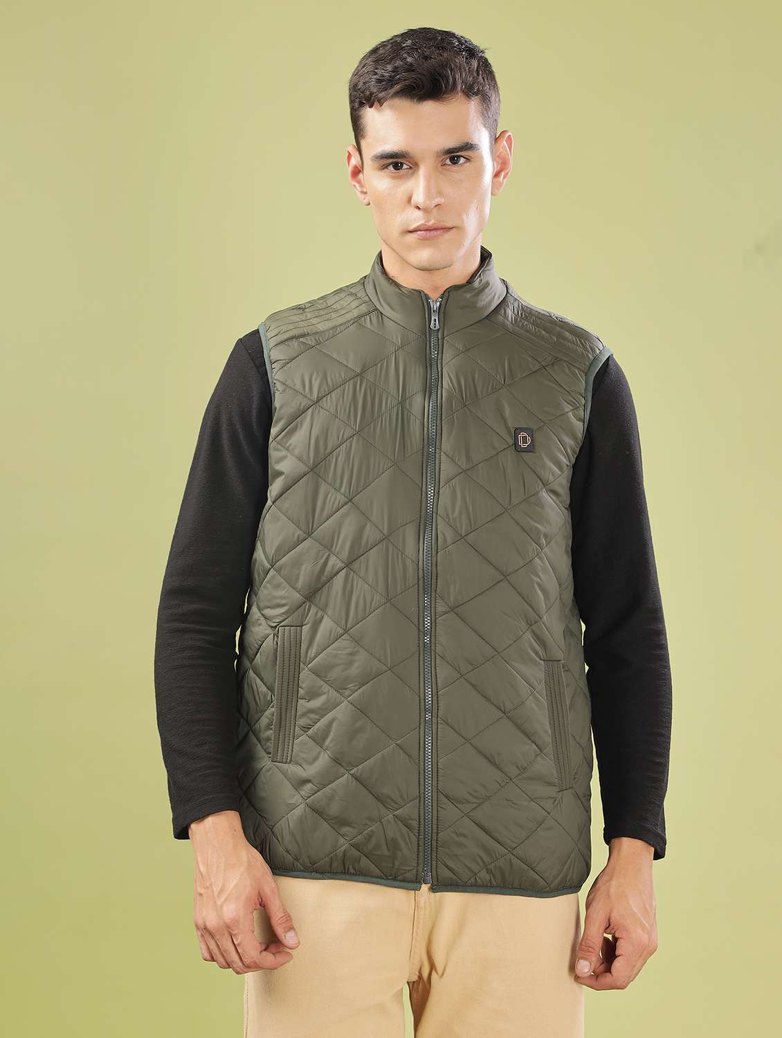 men solid sleeveles quilted jacket