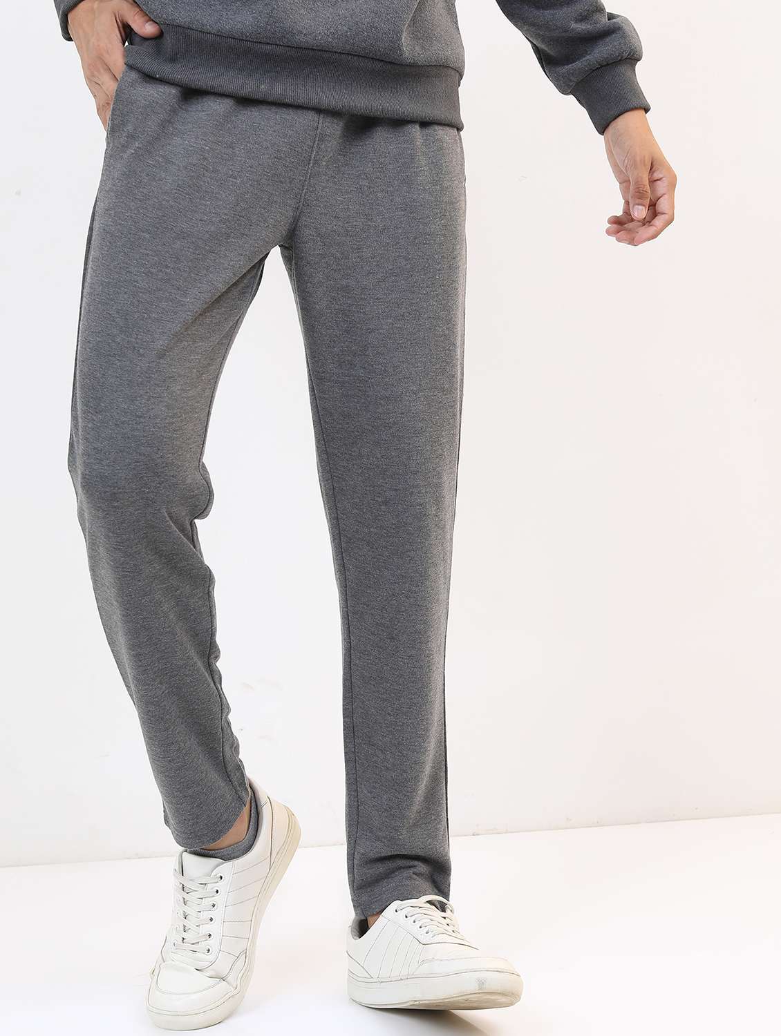 men solid regular fit track pant
