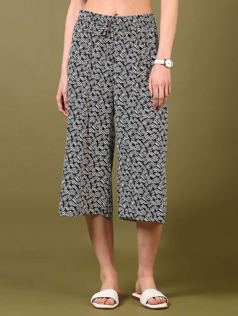 women printed mid rise capri