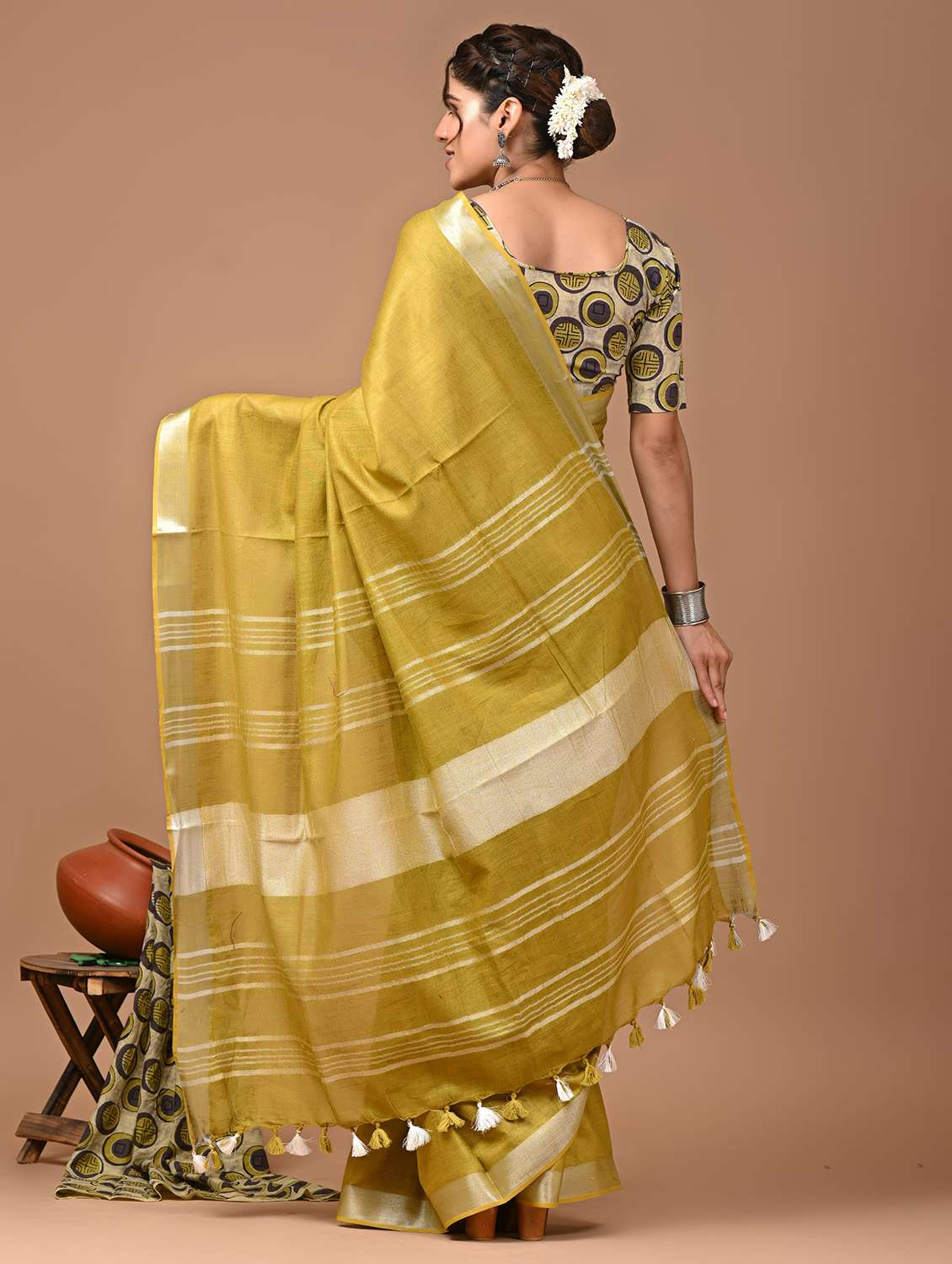women solid handloom saree with blouse - 21613988 -  Standard Image - 2