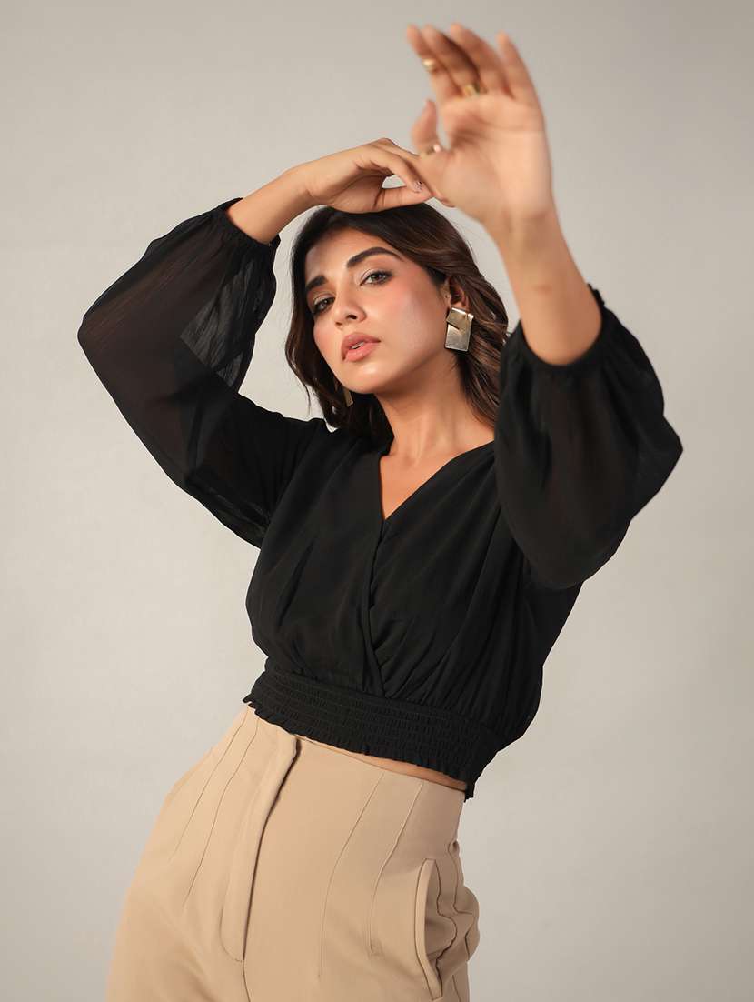 women black solid v neck crop top