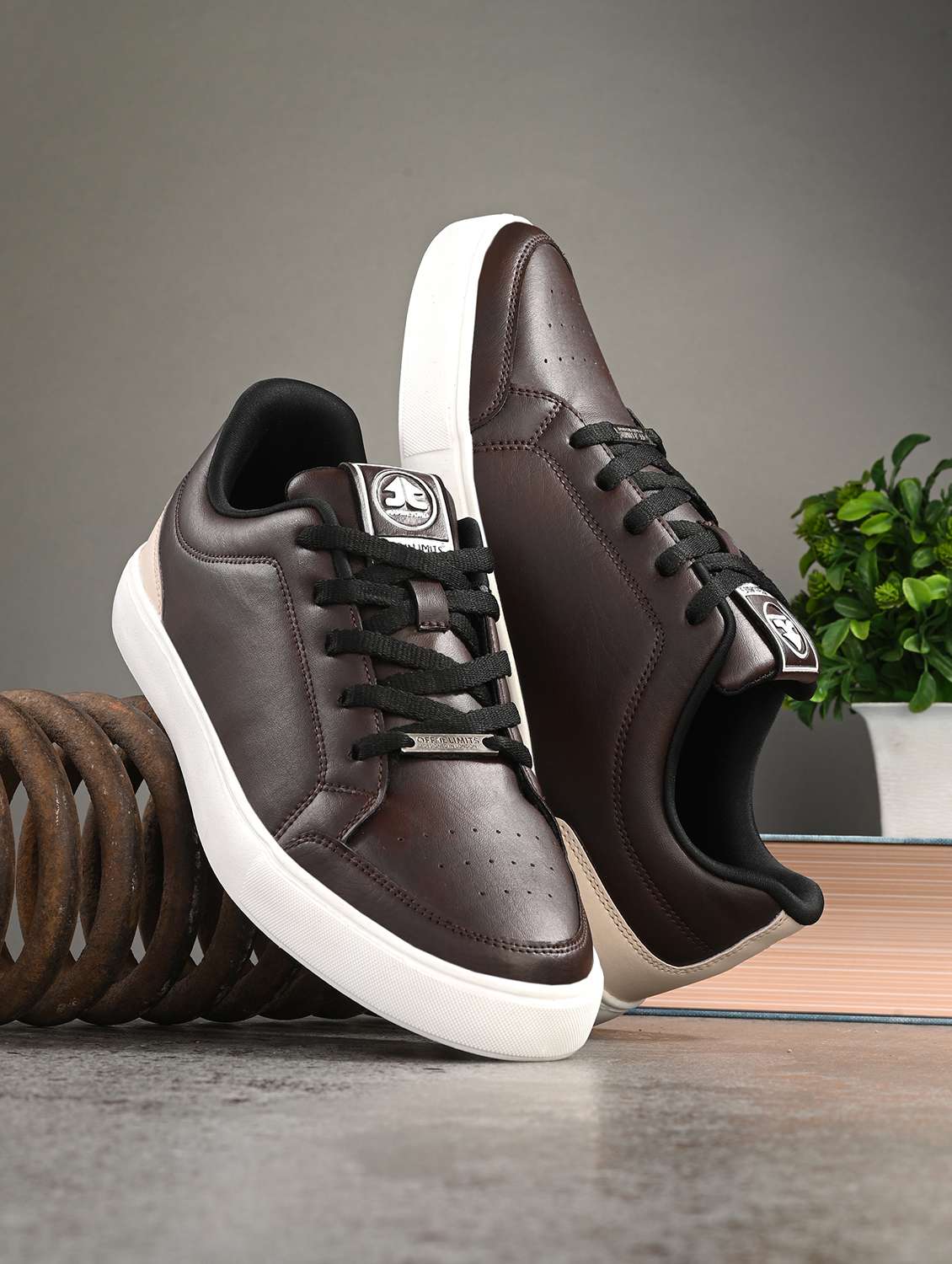 men solid lace up sneaker