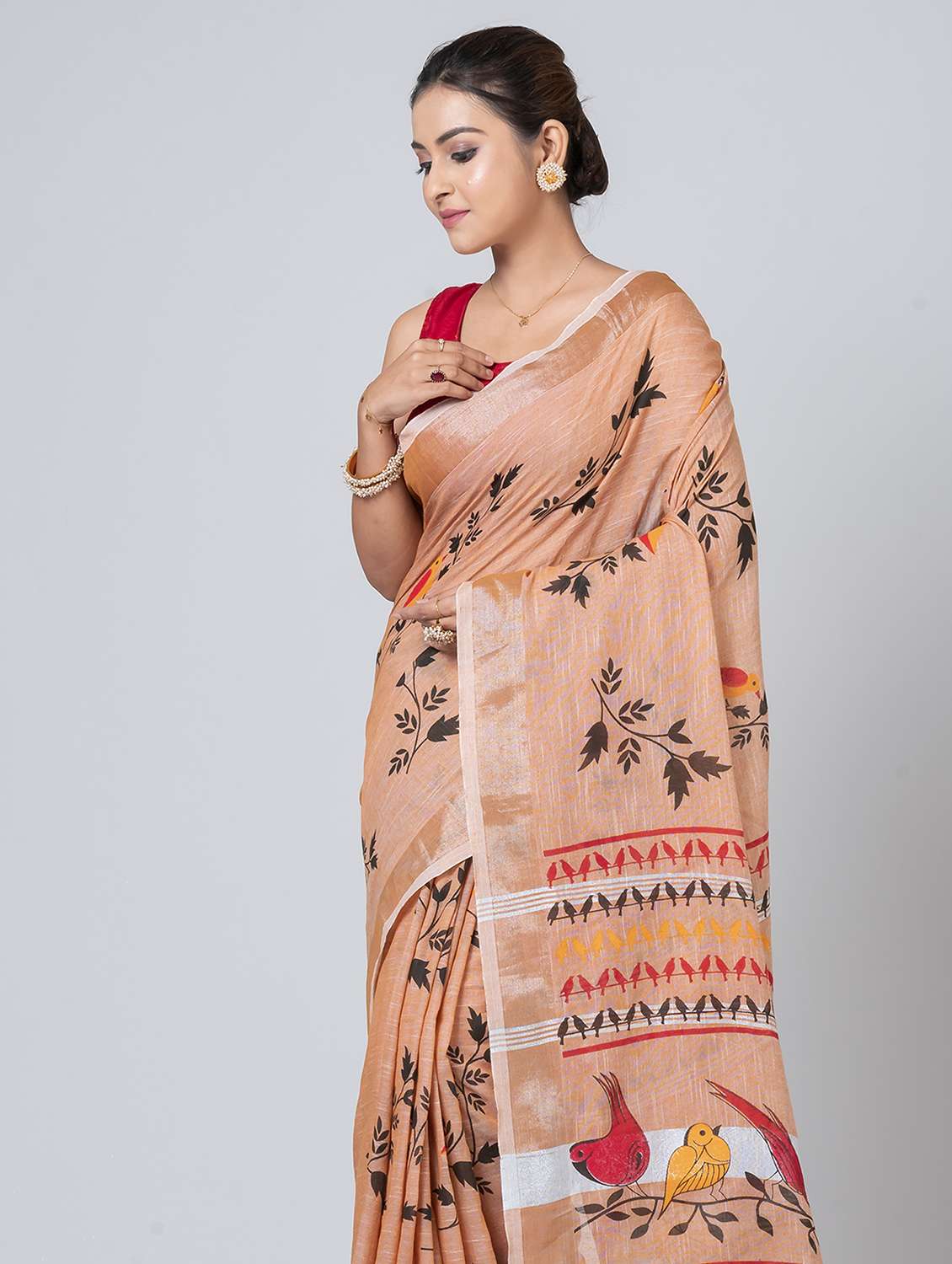 women printed handloom saree with blouse - 21648367 - Standard Image - 2