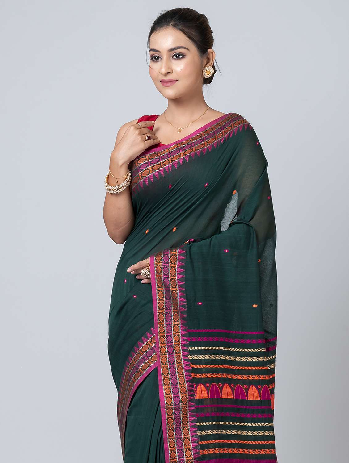 women self design handloom saree with blouse - 21648379 - Standard Image - 2