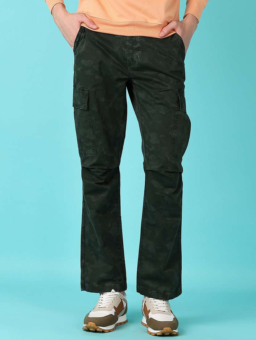 men mid rise camouflage printed cargo