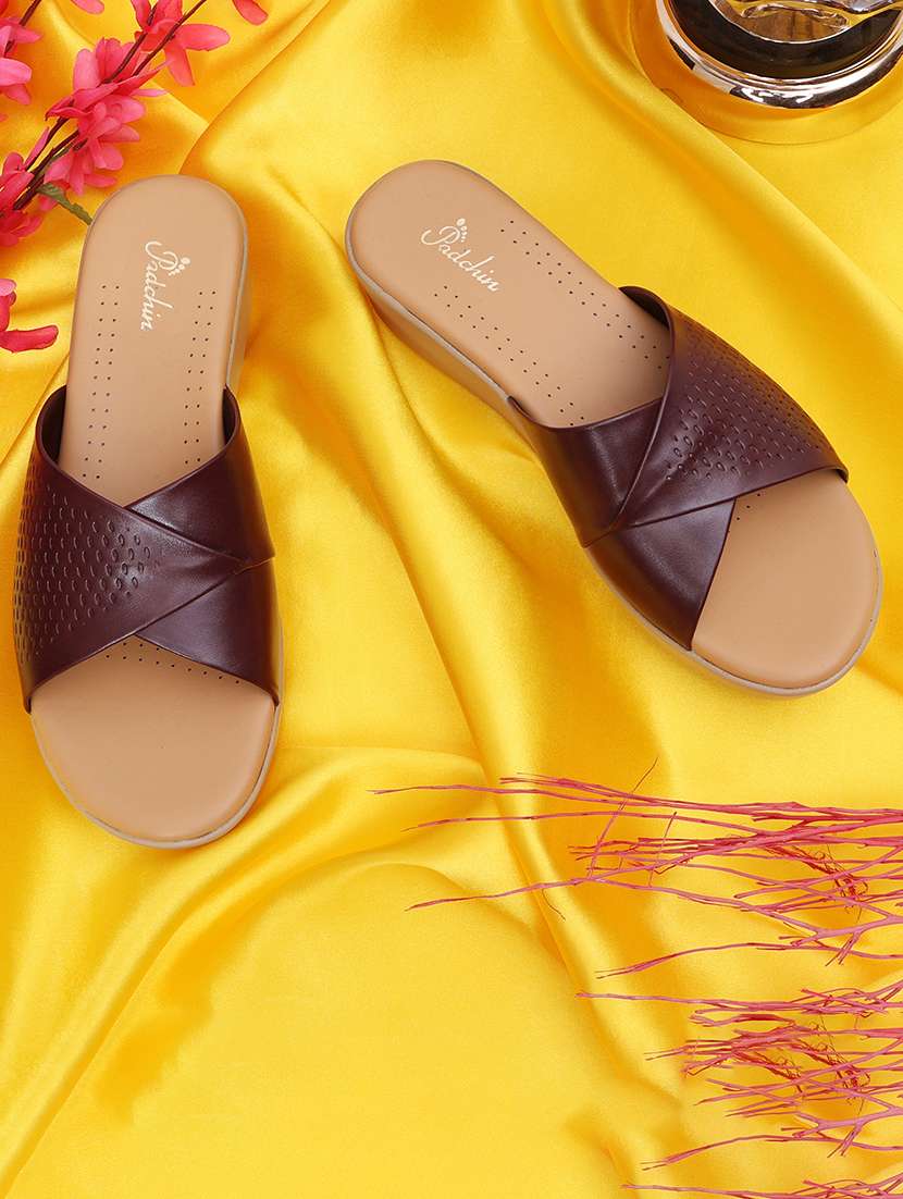 women maroon textured slip on wedge