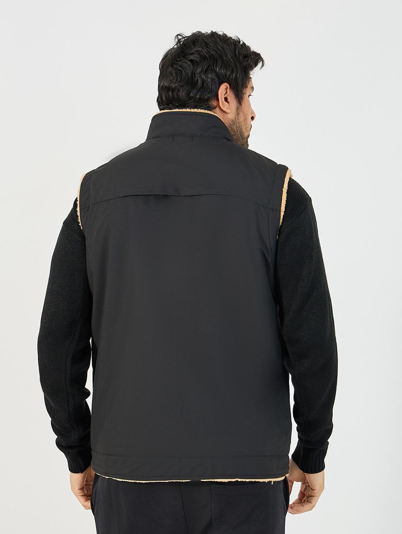men black solid sleeveless casual jacket - 21662693 - Standard Image - 2