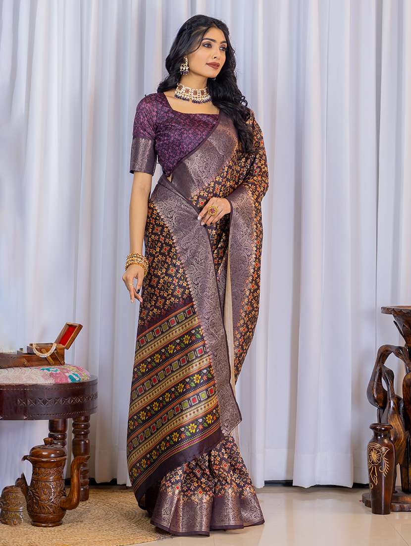 women printed bordered saree with blouse