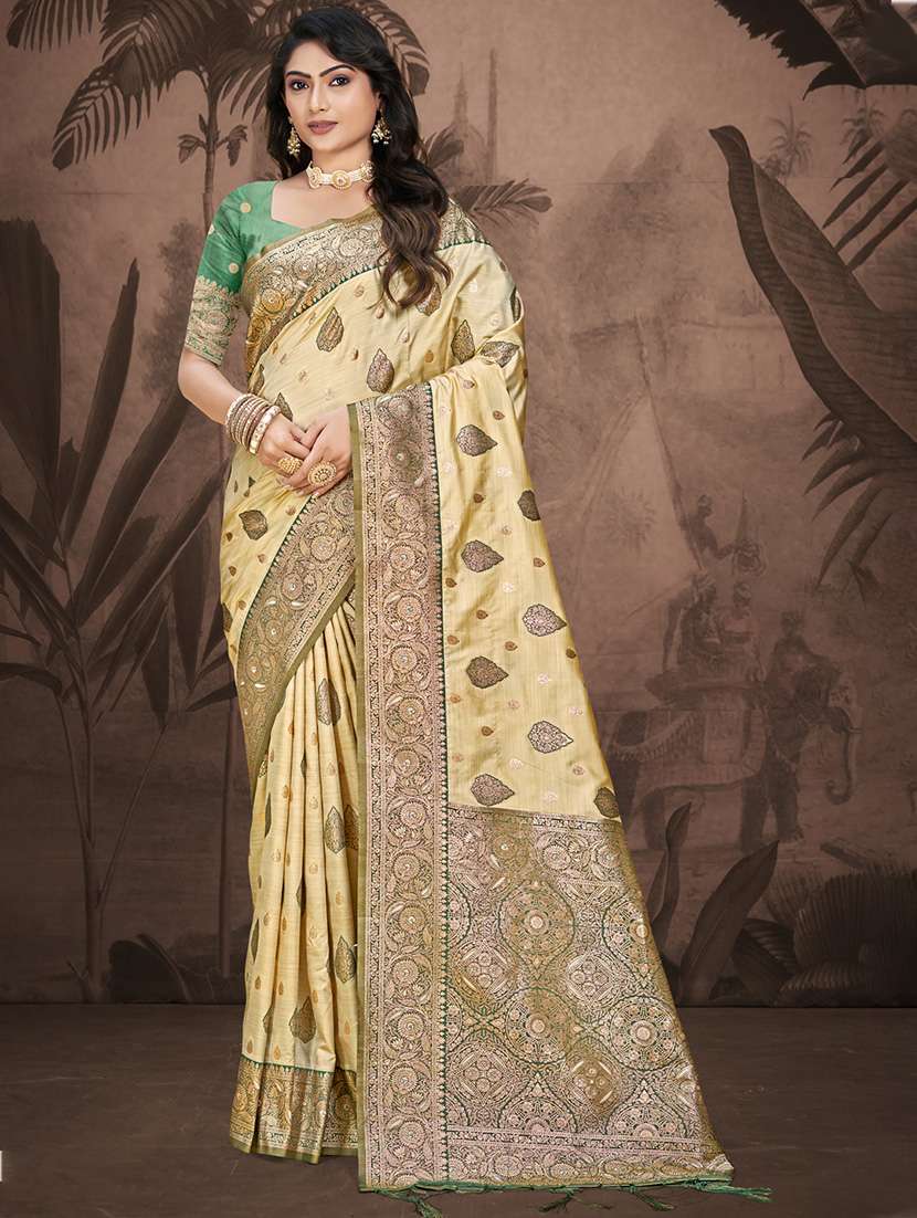 women self design bordered saree with blouse