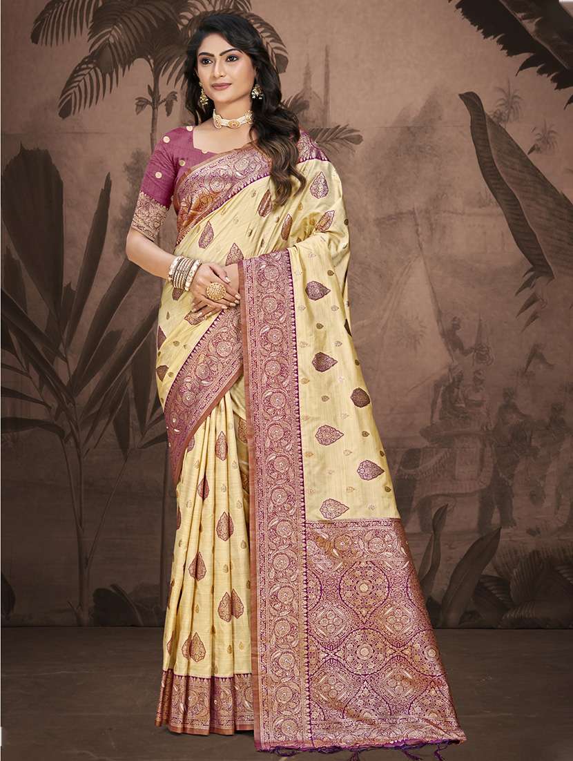 women self design bordered saree with blouse