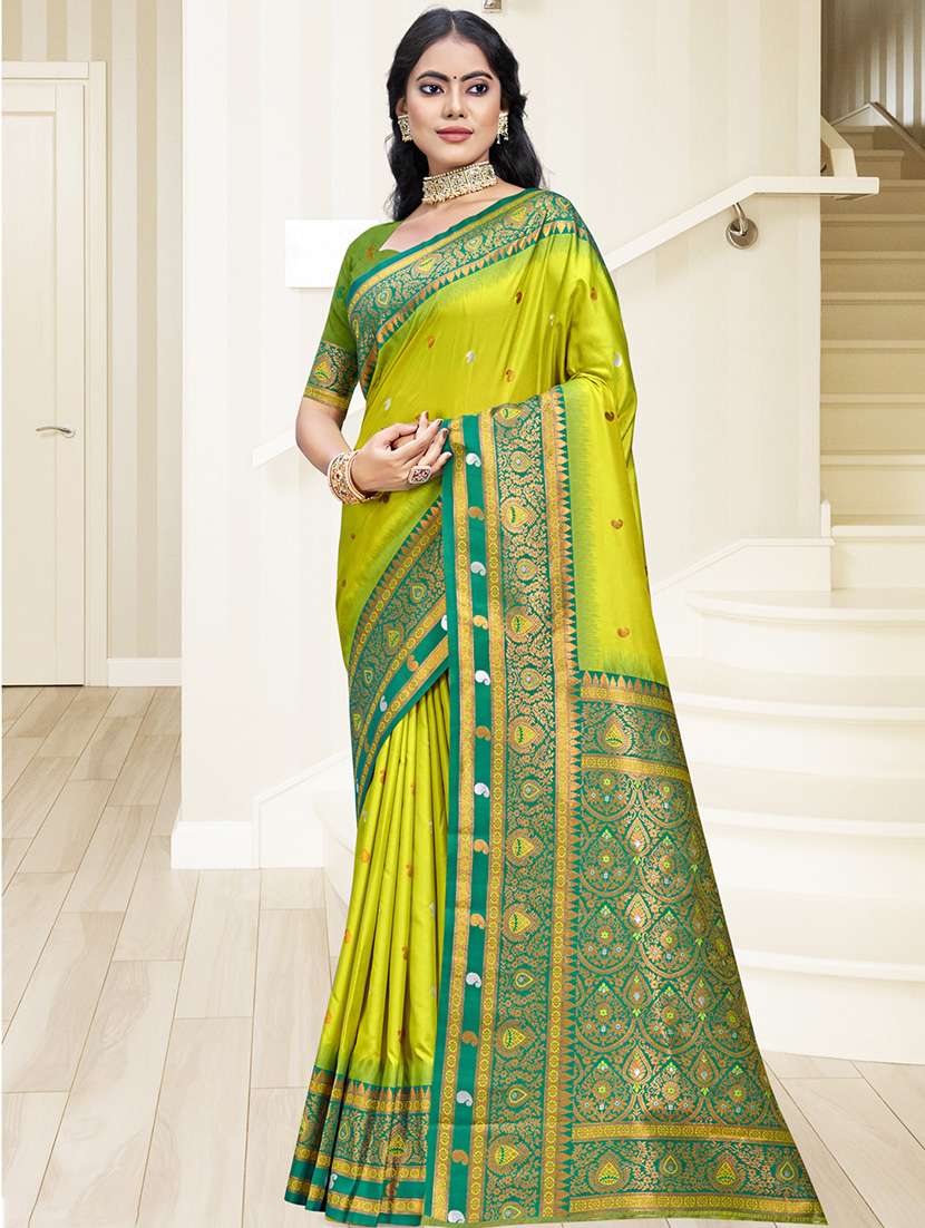 women self design bordered saree with blouse