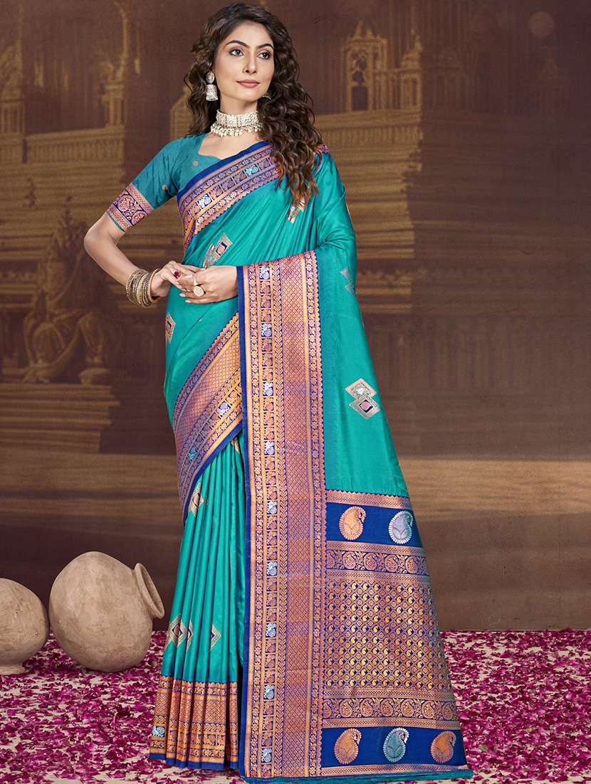 women self design bordered saree with blouse