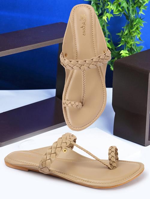 women one toe solid kolhapuri - 21676657 -  Standard Image - 0